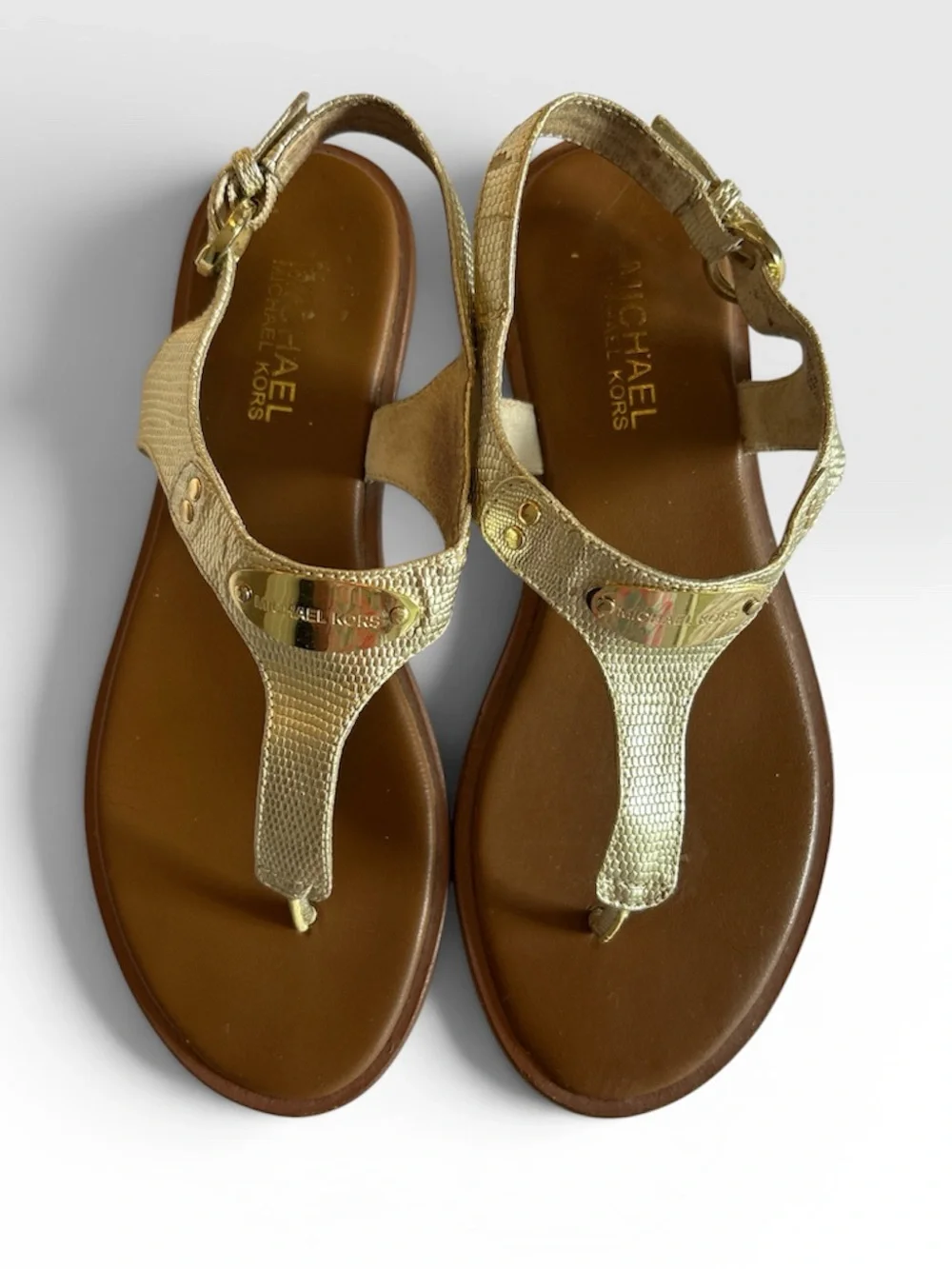 ✨ MICHAEL Michael Kors MK Plate Thong Sandals Pale Gold Metallic Lizard Size 7M
